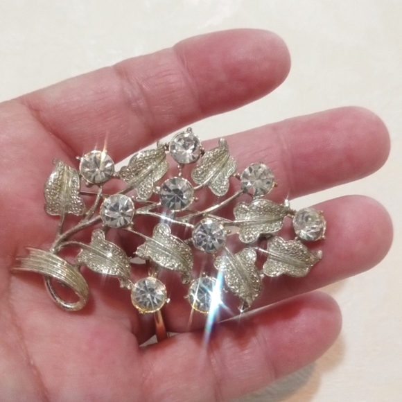 RHINESTONE LEAF BROOCH PIN VINTAGE 60’S CLEAR CRYSTAL GLASS - Picture 1 of 3